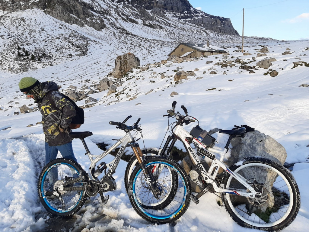 Vélo électrique étanche pour rouler sur la neige