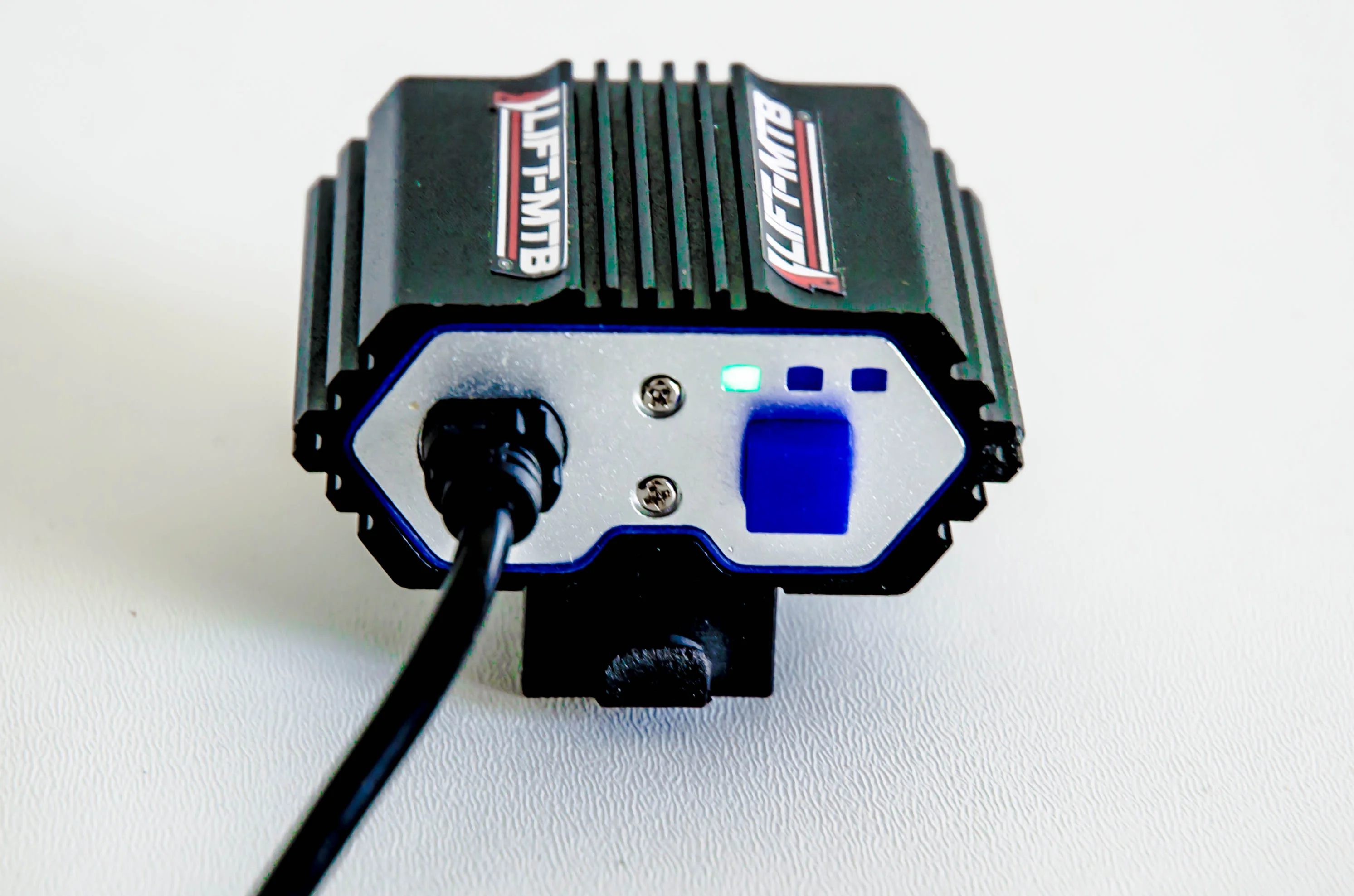 Die Lampe wird direkt von der Batterie des LIFT MTB Tretmotors gespeist. Der Verbrauch liegt bei 0,30 Ampere pro Stunde bei voller Leistung, wenn man die Modi mischt, kann man den Verbrauch leicht halbieren, was einen Verbrauch von etwa 1 Ampere pro Stunde ermöglicht. Modus 1: 600 Lumen / Stromverbrauch 0.10Ah Modus 2: 1200 Lumen / Stromverbrauch 0.20Ah Modus 3: 2000 Lumen / Stromverbrauch 0.30Ah Kabel zwischen Akku und Adapter ca. 40cm, um eine Verbindung zum Lenker oder Helm herzustellen.