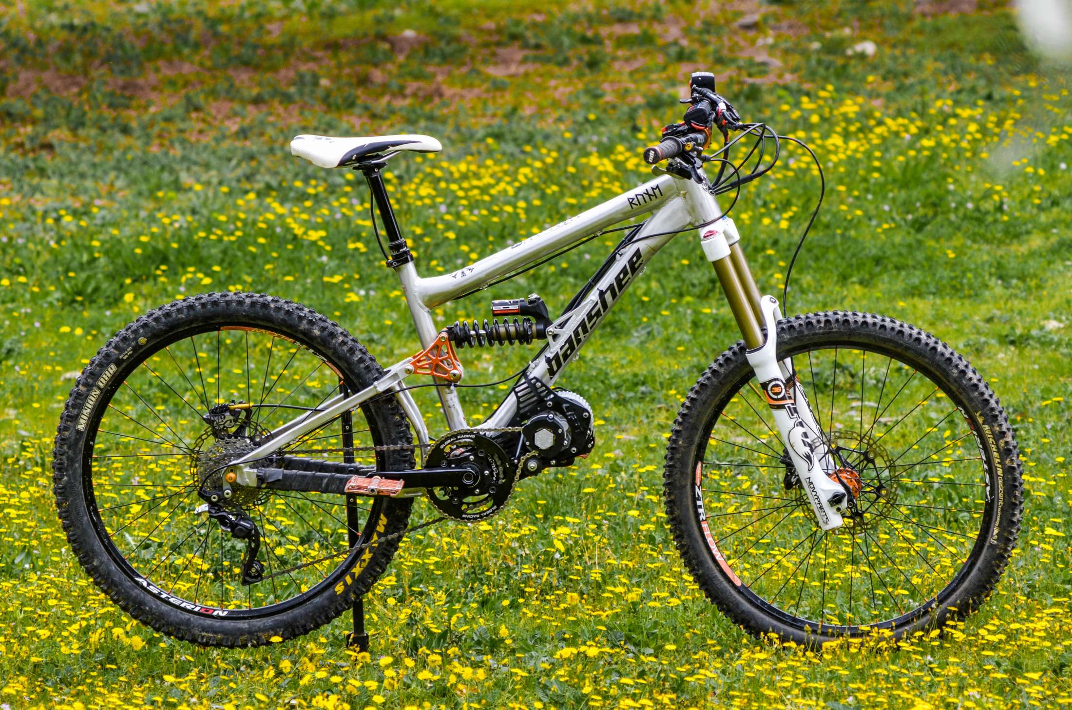 Por nombre Correspondencia Itaca Bicicleta eléctrica BANSHEE con asistencia eléctrica adaptable.