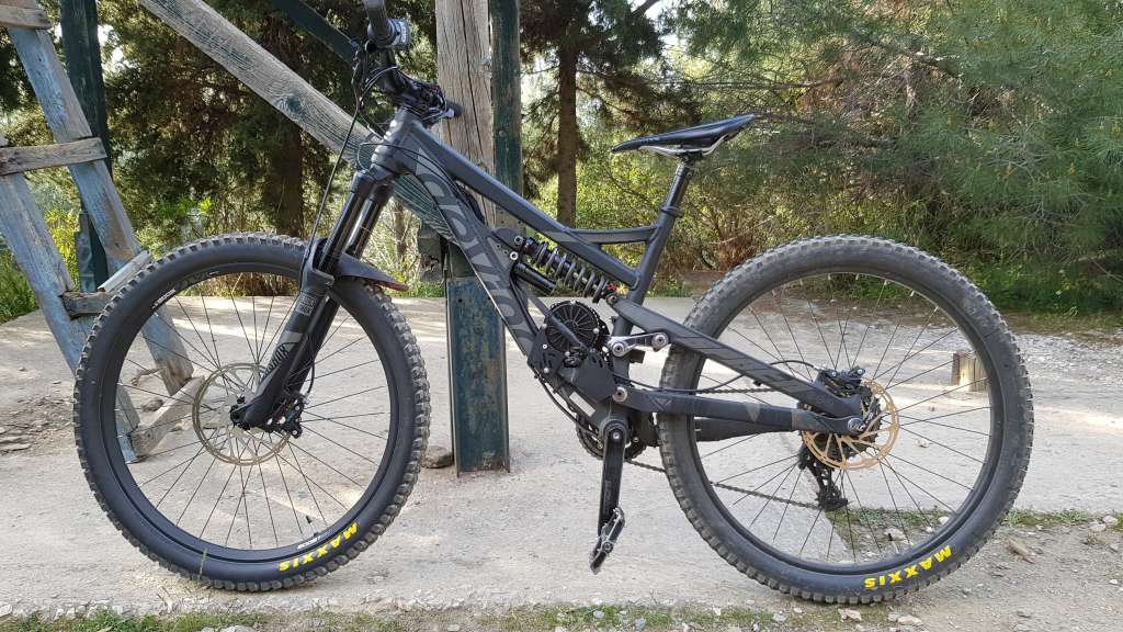 Devinci avec kit moteur pédalier électrique pour VTT