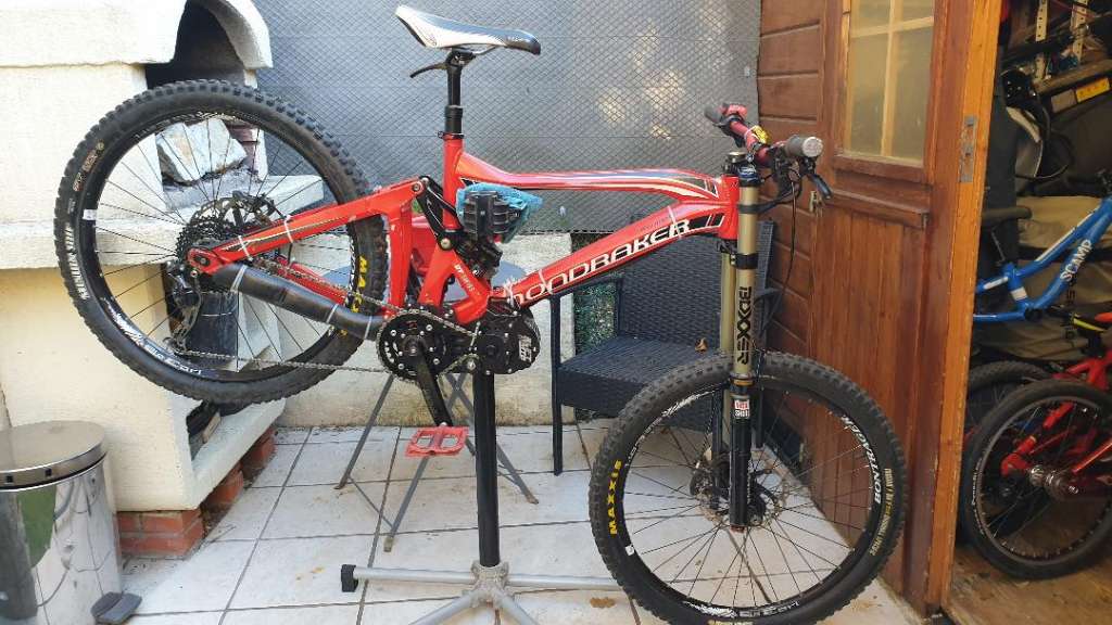 VTT DH Mondraker avec un moteur cyc