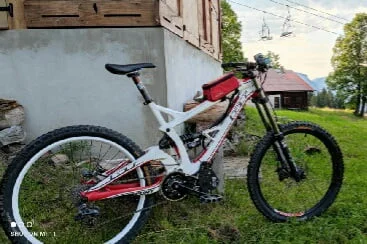 VTT GT équipé avec un kit moteur pédalier électrique