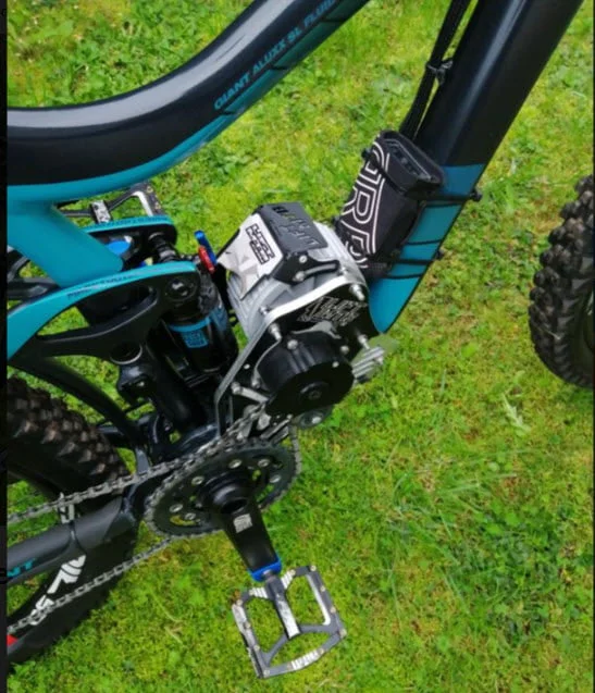 Vélo électrique GIANT avec kit moteur pédalier adaptable.