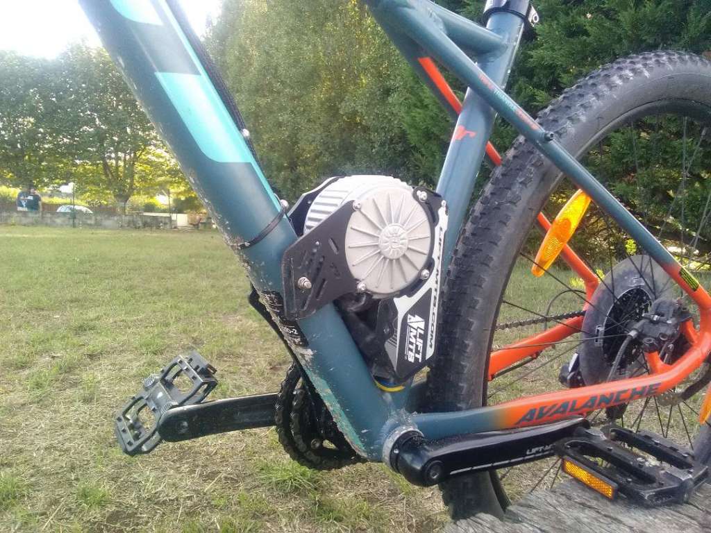 VTT GT avalanche équipé avec un kit moteur pédalier électrique