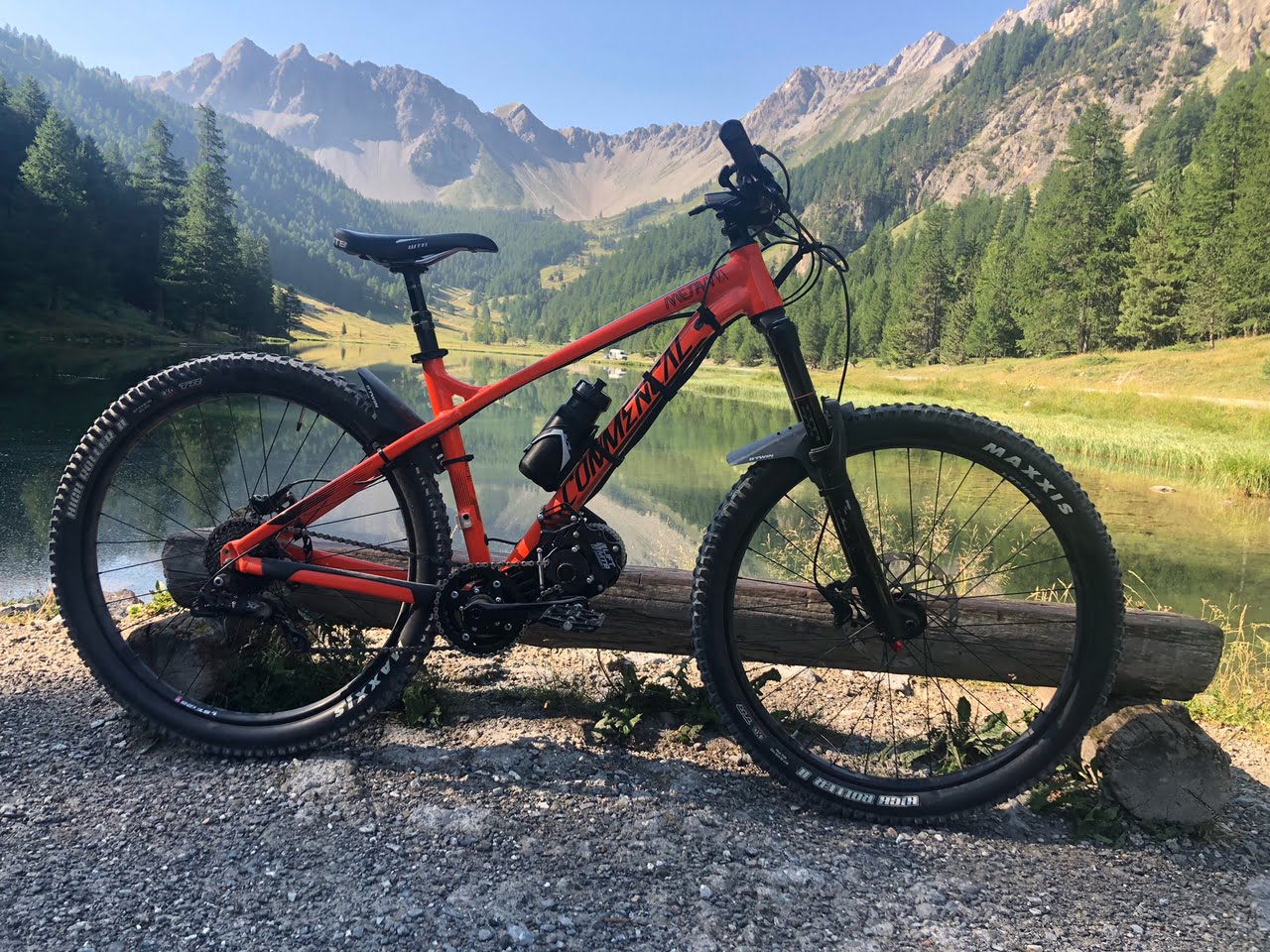 Bicicleta de montaña Commencal con motor eléctrico