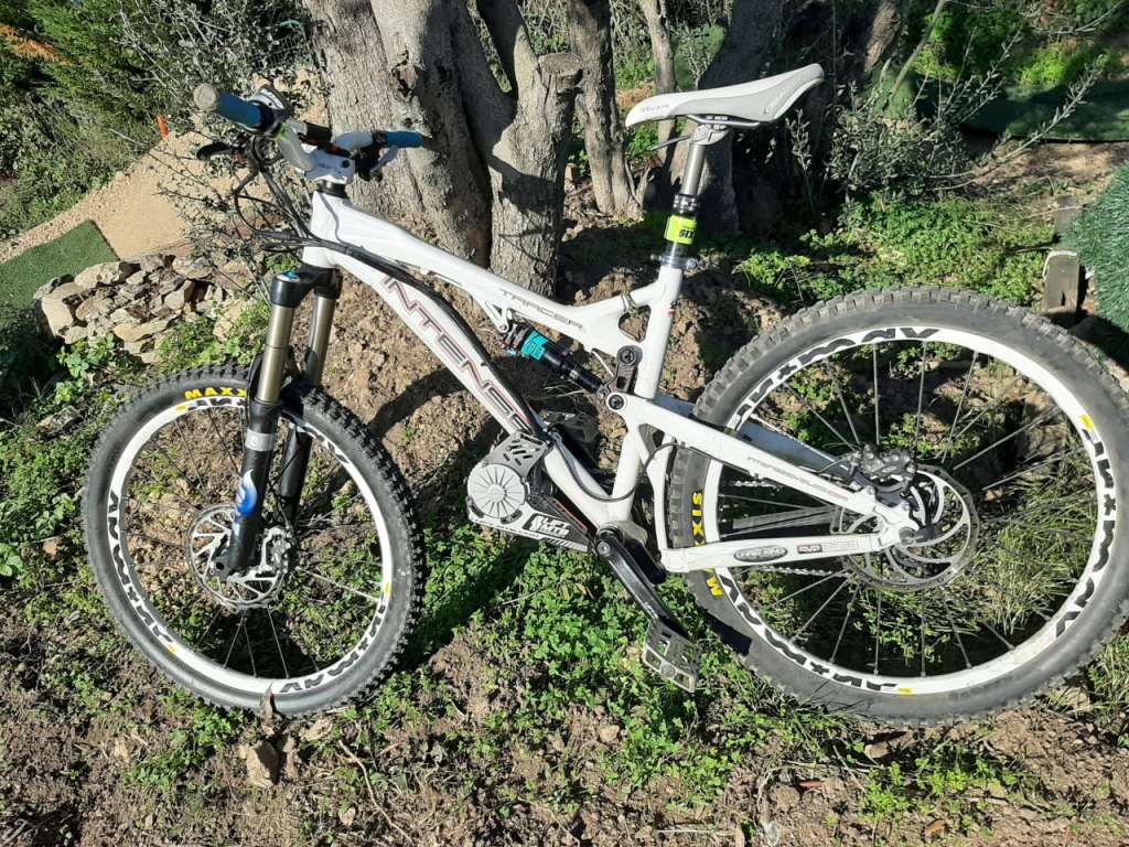 VTT intense avec moteur pédalier électrique