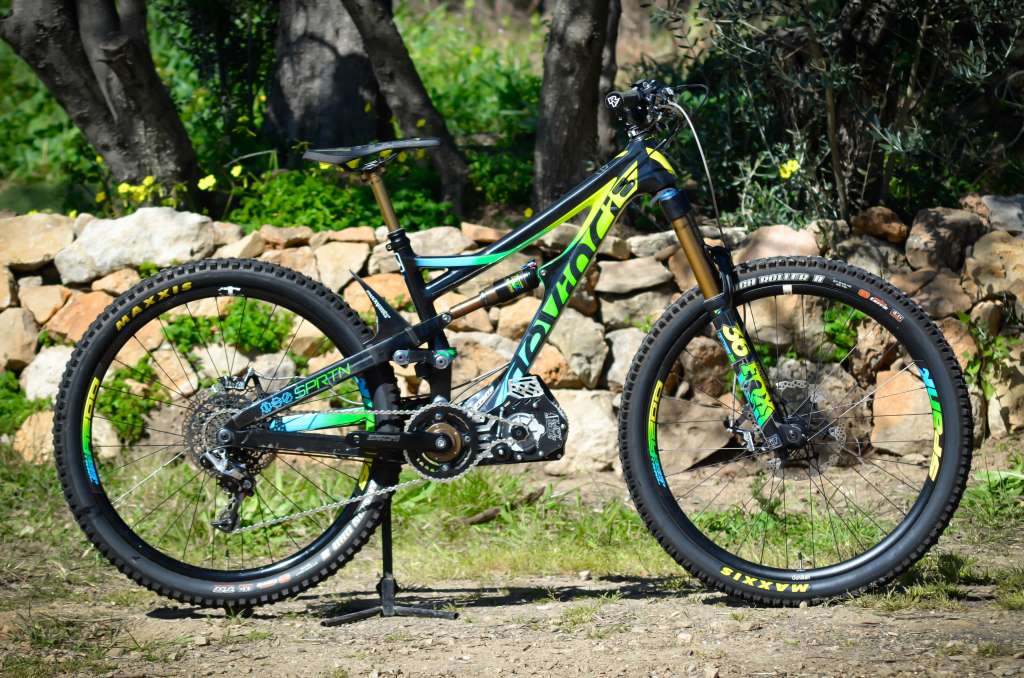 VTT devinci de transformation électrique pour vélo